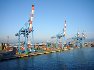Fototapeta na wymiar Przemysłowe portu w Genui