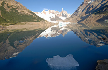 Cerro Torre van het meer Laguna Torre. Patagonië, Argentinië.
