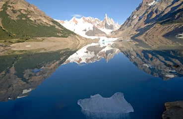 Fotobehang Cerro Torre Cerro Torre van het meer Laguna Torre. Patagonië, Argentinië.