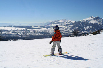 Fototapeta na wymiar enfant pratiquant le snowboard