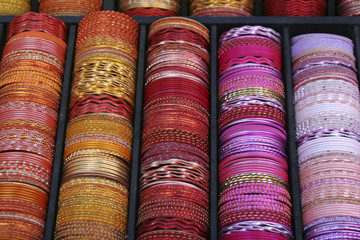 étalage de bracelets