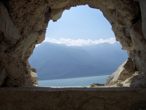 FINESTRA SUL LAGO DI GARDA