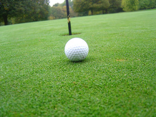 Balle de golf sur le green