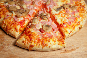 Pizza au fromage et champignons et morceau découpé
