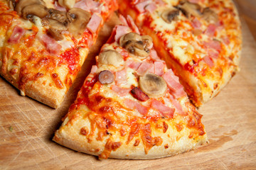 Pizza au fromage et champignons et morceau découpé