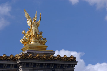 Fototapeta na wymiar Statue du toit de l'Opéra Garnier - Paris