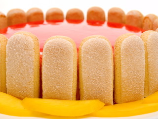 himbeer kuchen mit mango und löffelbiscuit