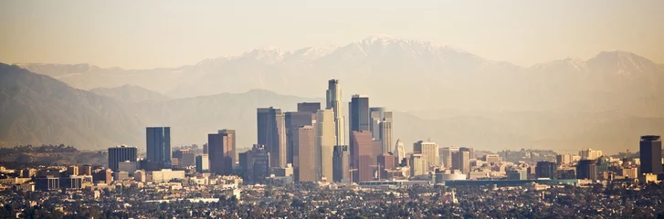 Foto op Plexiglas De skyline van Los Angeles met bergen erachter © Jose Gil