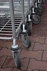 Teilaufnahme von geparkten Einkaufswagen an einem Discounter in Hamm Werries