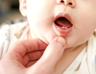 premières dents de bébé - 6485868