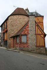 Fototapeta na wymiar Maison en pierre et à colombages à Domfront (Basse-Normandie)
