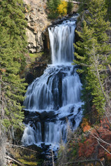 Fototapeta na wymiar Rzeka Yellowstone Falls i tło