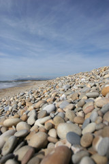 Fototapeta na wymiar Plaża perspektywy z niebieskim tle nieba
