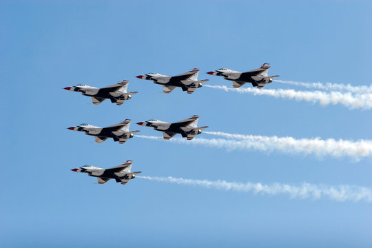 F-16 Thunderbird jets flying in formation