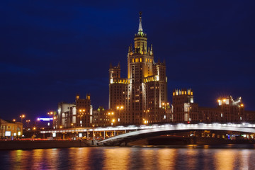 Fototapeta na wymiar View across Moscow river in twilight