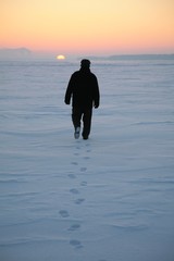 Obraz premium man goes through the snowy field 2