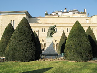 Le Penseur entouré de cyprès,  jardin du Musée Rodin, Paris.