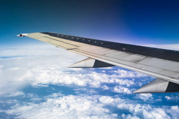 Aile d'avion au-dessus des nuages blancs
