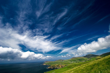 Paysage de bord de mer en Irlande avec ciel nuageux