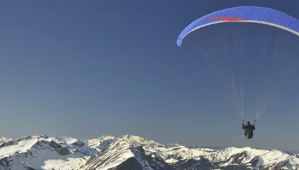Foto auf Acrylglas Luftsport Gleitsegler über den Bergen