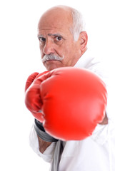 Rentner mit Boxhandschuhe