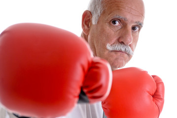 Rentner mit Boxhandschuhe