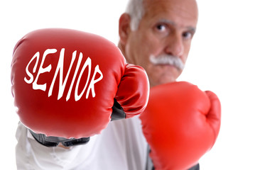 Rentner mit Boxhandschuhe