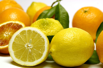 Fototapeta na wymiar Agrumi, limoni