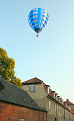 Fototapeta na wymiar Hot air balloon