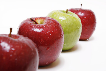 Reihe roter und grüner Äpfel