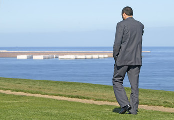 Hombre con traje paseando