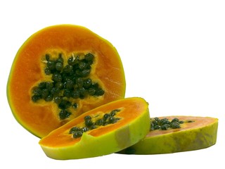 Papaya scontornata su sfondo bianco