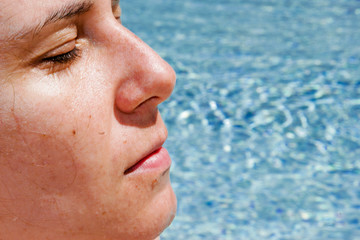 Obraz premium Femme bronzant près d'une piscine