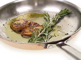 gebratene gänsestopfleber mit schwarzes hawaiianisches salz