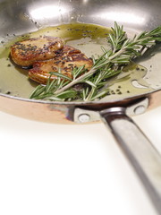 gebratene gänsestopfleber mit schwarzes hawaiianisches salz