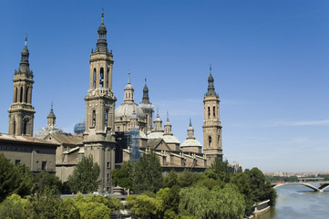 Basílica del Pilar en Zaragoza, España - 6561668