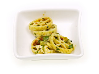 italienische nudelsalat mit basilikum vorspeise