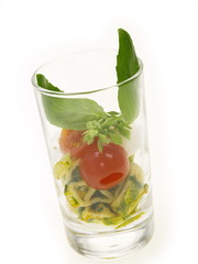 italienische nudelsalat mit basilikum vorspeise