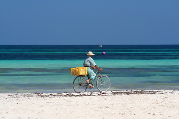 cycliste sur la plage