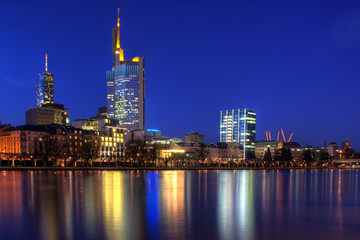 Naklejka na ściany i meble Frankfurt Skyline w nocy