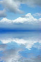 reflets de nuages sur lagon