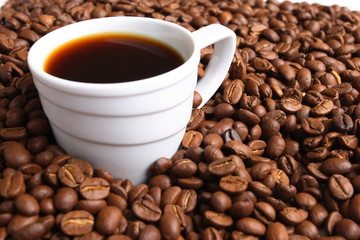 Cup with coffee, costing on coffee grain