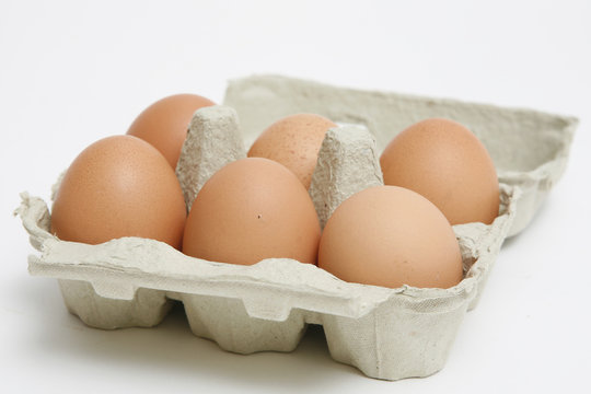 Eierschachtel mit 6 eiern, Freisteller, Lebensmittel. 25.06.2007