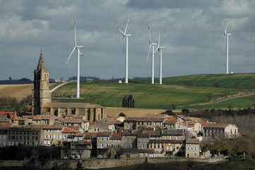 le village d'avignonetet son groupe d'eoliennes