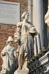 Obraz premium Statue de femmes à Venise