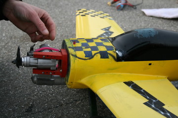 Modellflugzeug mit Verbrennermotor nach einem Crash