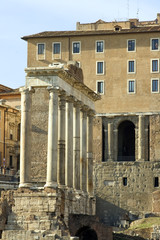 Fototapeta na wymiar Świątynia Saturna na Forum Romanum w Rzymie, Włochy.