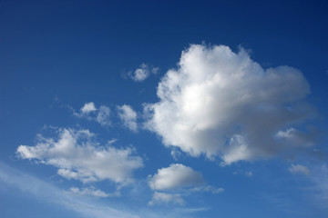 Cielo azul nubes blancas