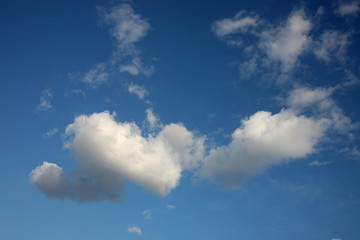 Cielo azul nubes blancas