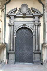 Fototapeta na wymiar Średniowieczne Temple Gates z żelaza.